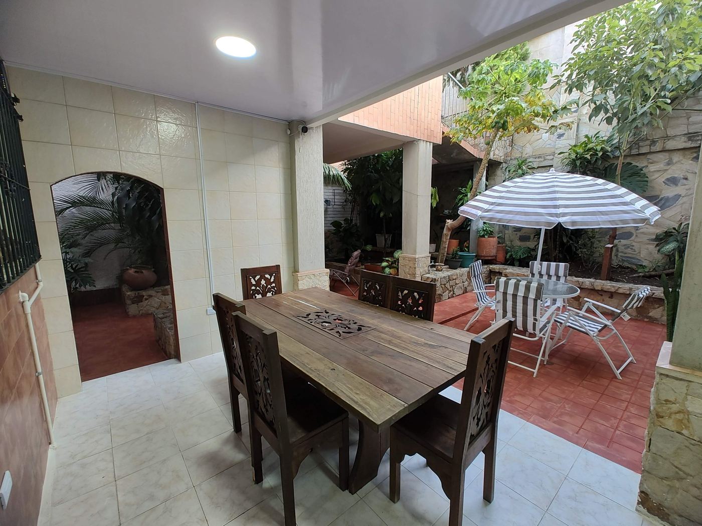 Comedor exterior junto al patio